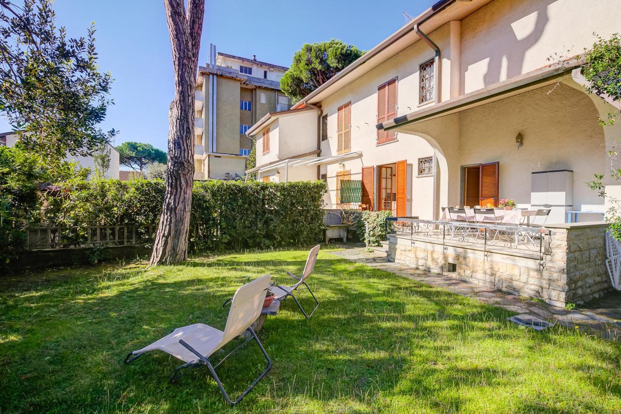 Casa Maddalena Al Mare 600M From Sea - Happy Rentals Марина-ді-П'єтразанта Екстер'єр фото