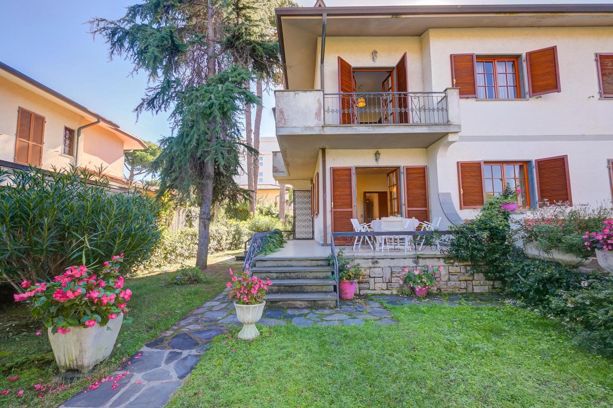 Casa Maddalena Al Mare 600M From Sea - Happy Rentals Марина-ді-П'єтразанта Екстер'єр фото